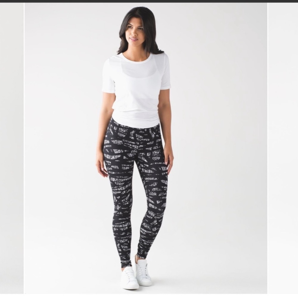 Lululemon Wunder Under High-Rise Graf Black‎ White leggings Size 6 compression